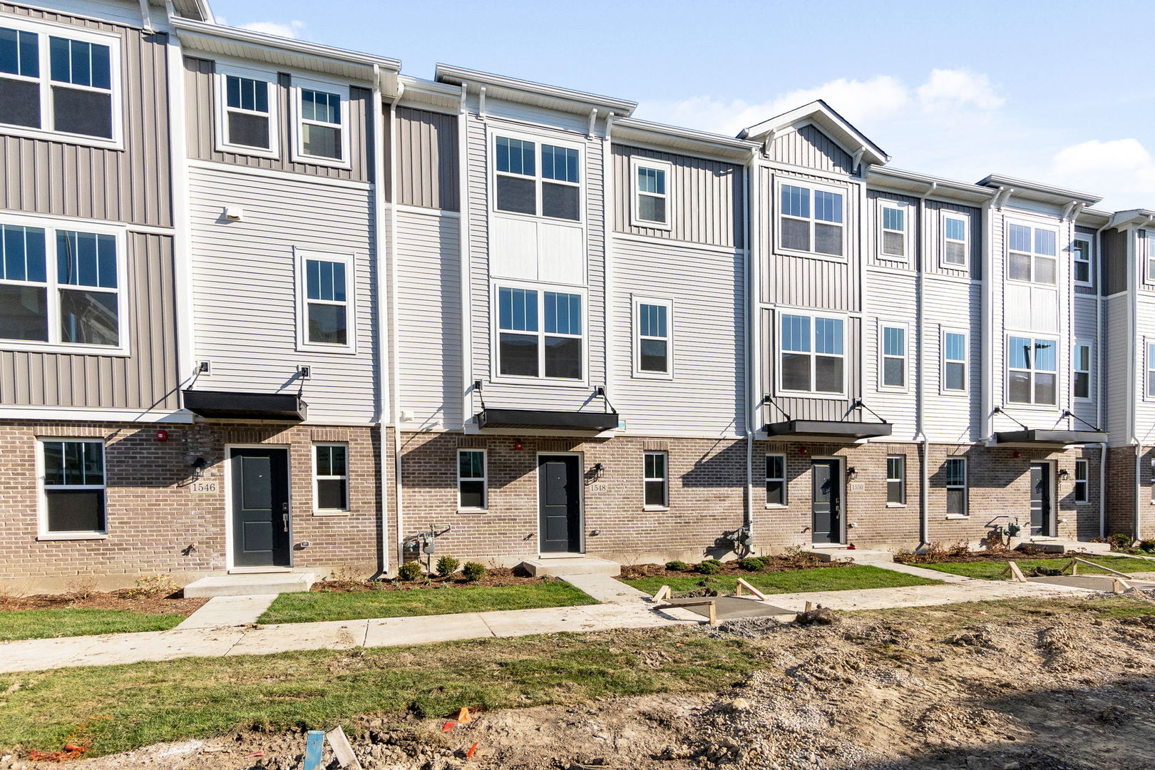 View Des Plaines, IL 60018 townhome