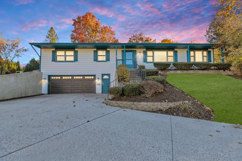 Photo of 1405 Surrey Lane, Algonquin, IL 60102 (MLS # 12521489)