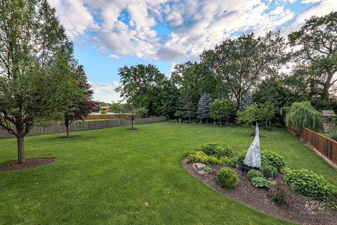 Tiny photo for 904 S Edgewood Lane, Mount Prospect, IL 60056 (MLS # 12488478)