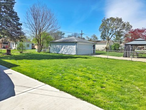 Tiny photo for 980 W Grant Drive, Des Plaines, IL 60016 (MLS # 12625313)