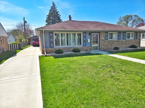 Tiny photo for 980 W Grant Drive, Des Plaines, IL 60016 (MLS # 12625313)