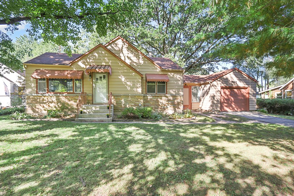 Photo for 3819 Woodlawn Drive, Island Lake, IL 60042 (MLS # 12492934)