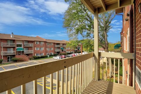 Tiny photo for 820 N Lakeside Drive #2D, Vernon Hills, IL 60061 (MLS # 12492049)