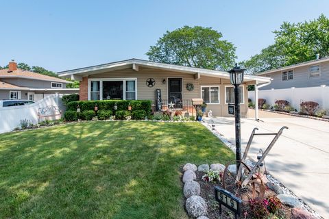 Photo of 919 Charles Avenue, Winthrop Harbor, IL 60096 (MLS # 12438406)