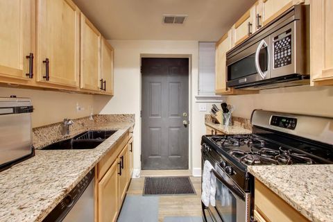 Tiny photo for 3450 N Janssen Avenue #1B, Chicago, IL 60657 (MLS # 12589530)