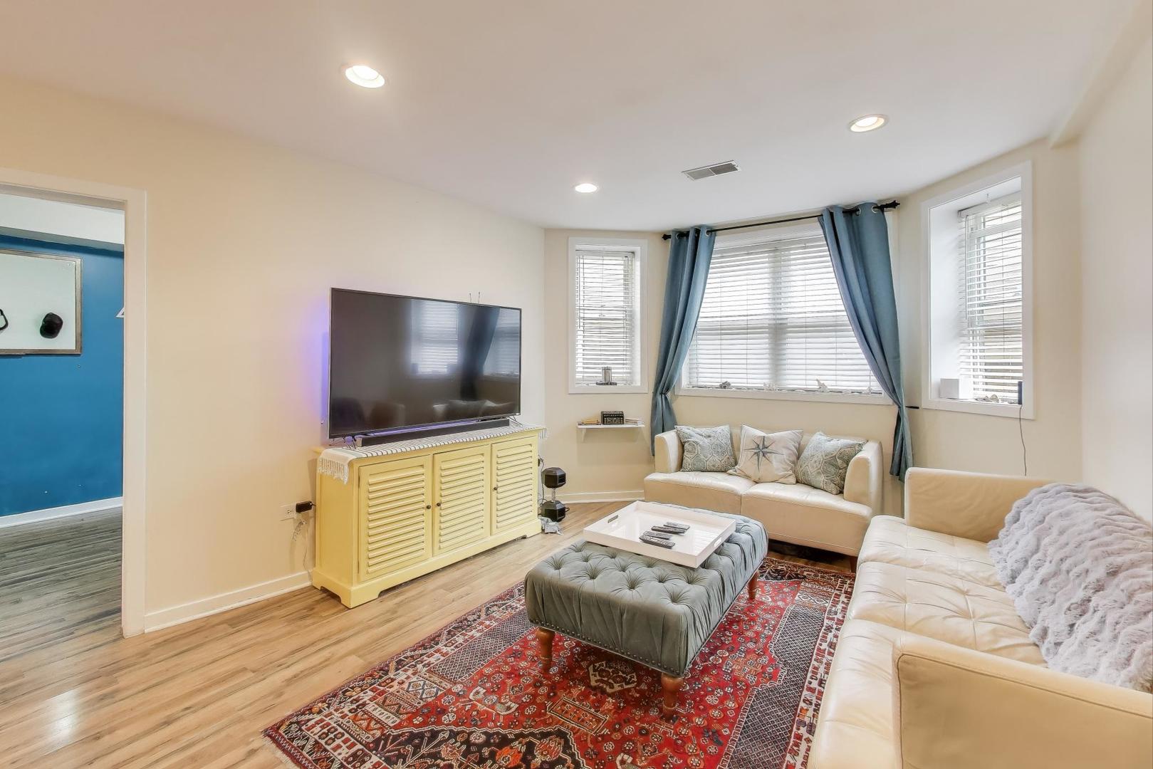 1655 N Fairfield Avenue 102