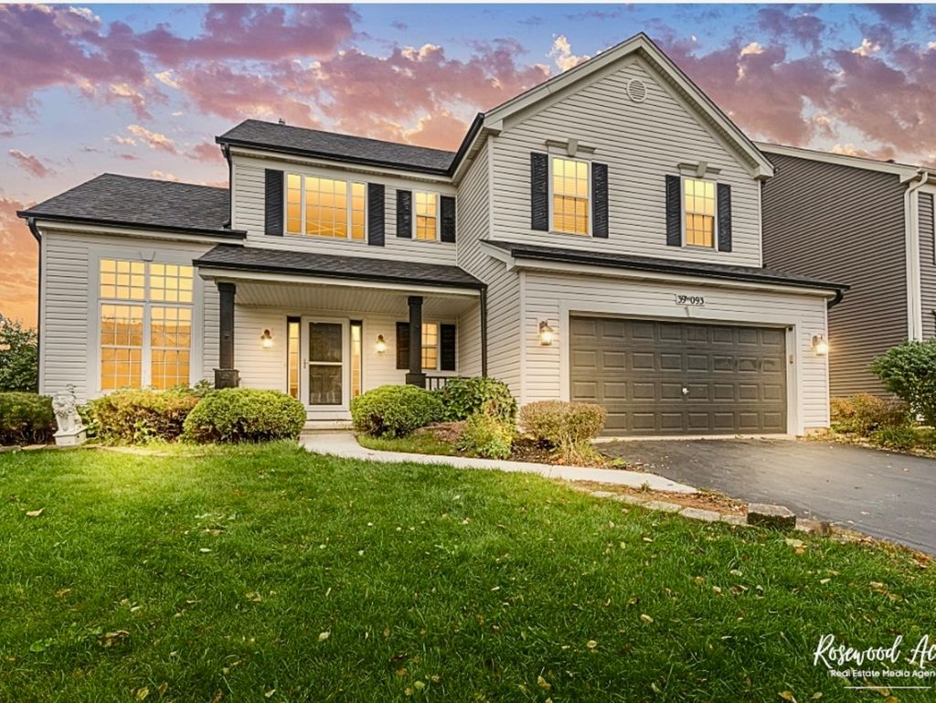 Photo for 39W093 Shannon Square, Geneva, IL 60134 (MLS # 12502249)