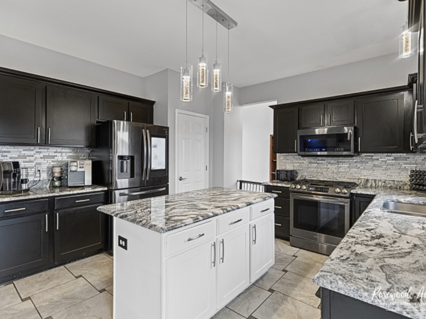 39W093 Shannon Square