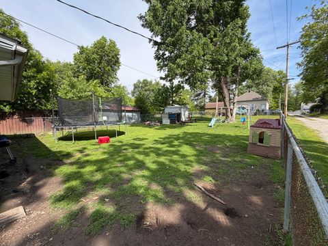 Tiny photo for 300 W Allmon Street, Salem, IL 62881 (MLS # 12637728)
