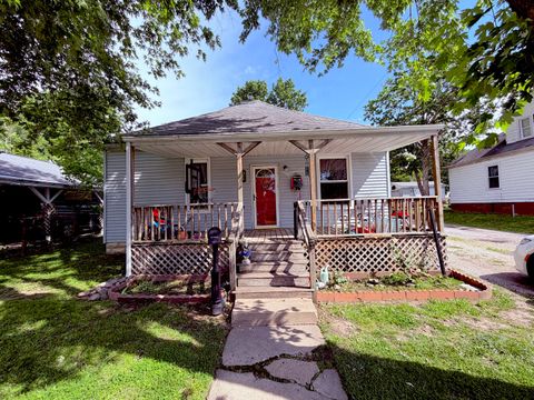 Photo of 300 W Allmon Street, Salem, IL 62881 (MLS # 12637728)