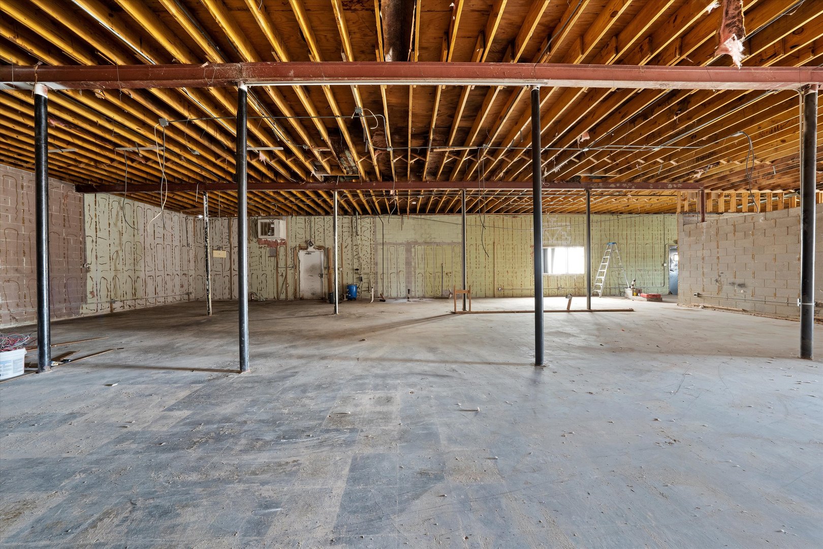 7825 W Lincoln Highway