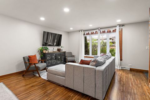 Tiny photo for 1205 Peterson Avenue #B, Park Ridge, IL 60068 (MLS # 12655565)
