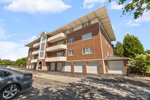 Tiny photo for 714 W 63rd Street #202, Westmont, IL 60559 (MLS # 12489939)