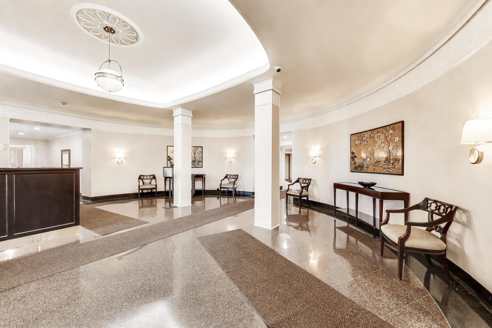 5555 S Everett Avenue E10