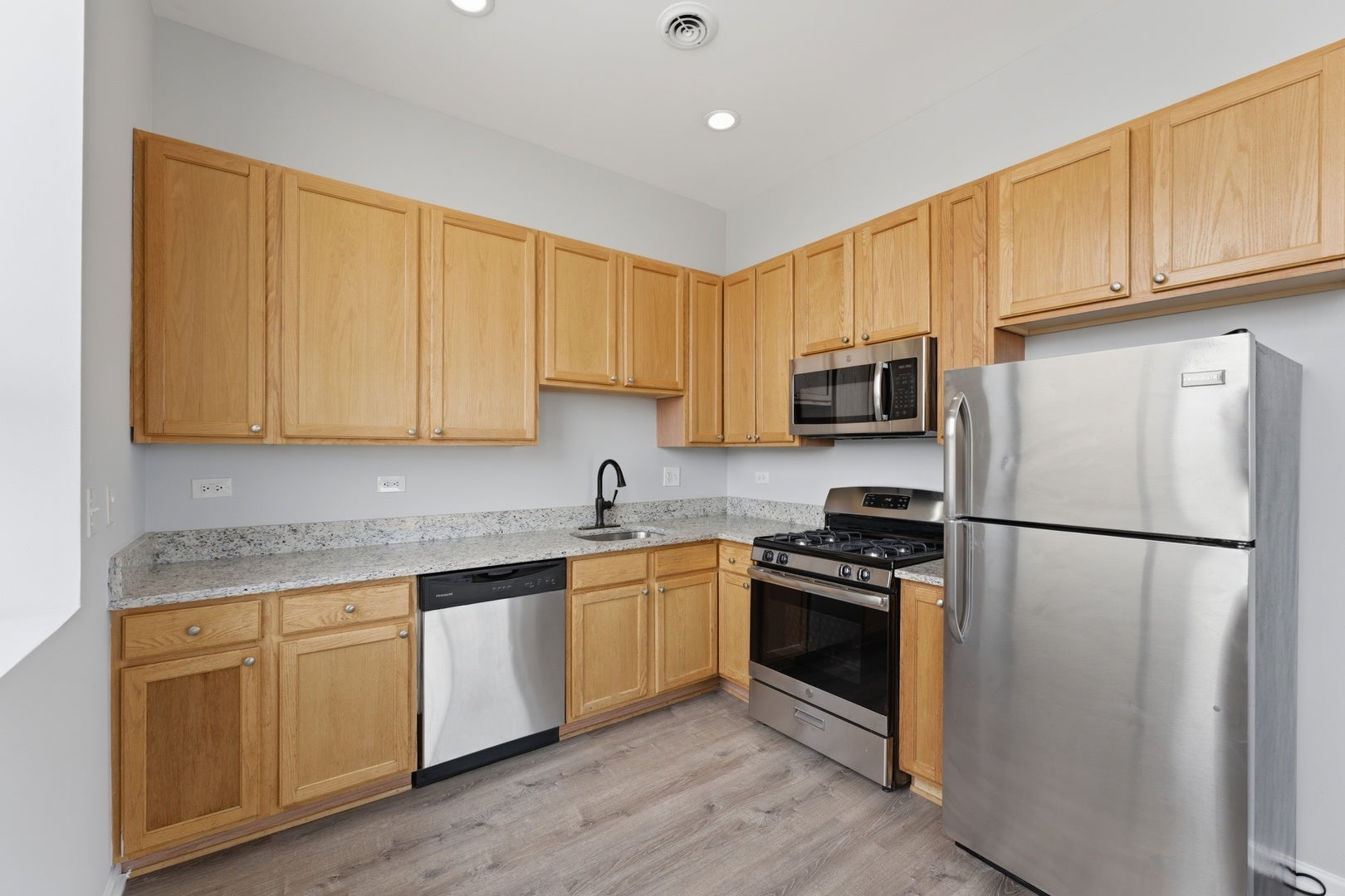 2451 W Howard Street 512