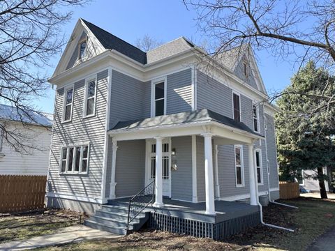 Photo of 712 N Roosevelt Street, Bloomington, IL 61701 (MLS # 12588048)