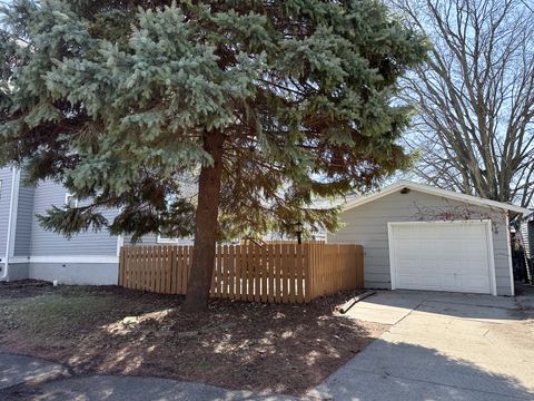 Tiny photo for 712 N Roosevelt Street, Bloomington, IL 61701 (MLS # 12588048)