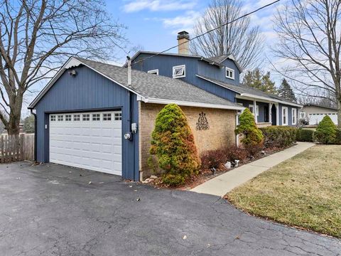 Tiny photo for 27052 W Lakeview Drive S, Lake Barrington, IL 60084 (MLS # 12603374)