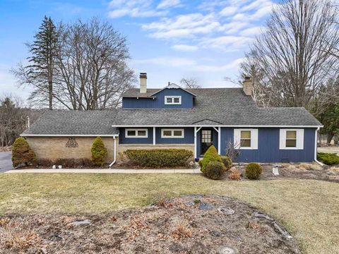 Tiny photo for 27052 W Lakeview Drive S, Lake Barrington, IL 60084 (MLS # 12603374)