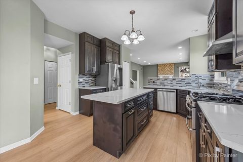 Tiny photo for 2045 Morningview Drive, Hoffman Estates, IL 60192 (MLS # 12601367)