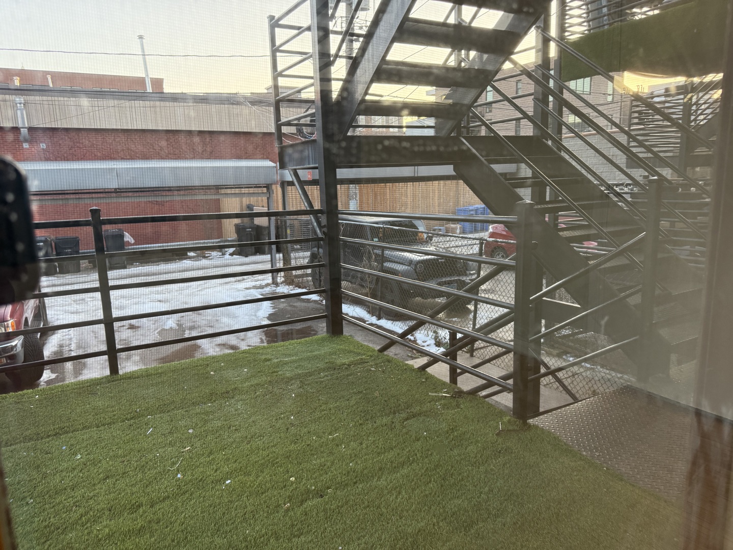 2207 W WARREN Boulevard 1