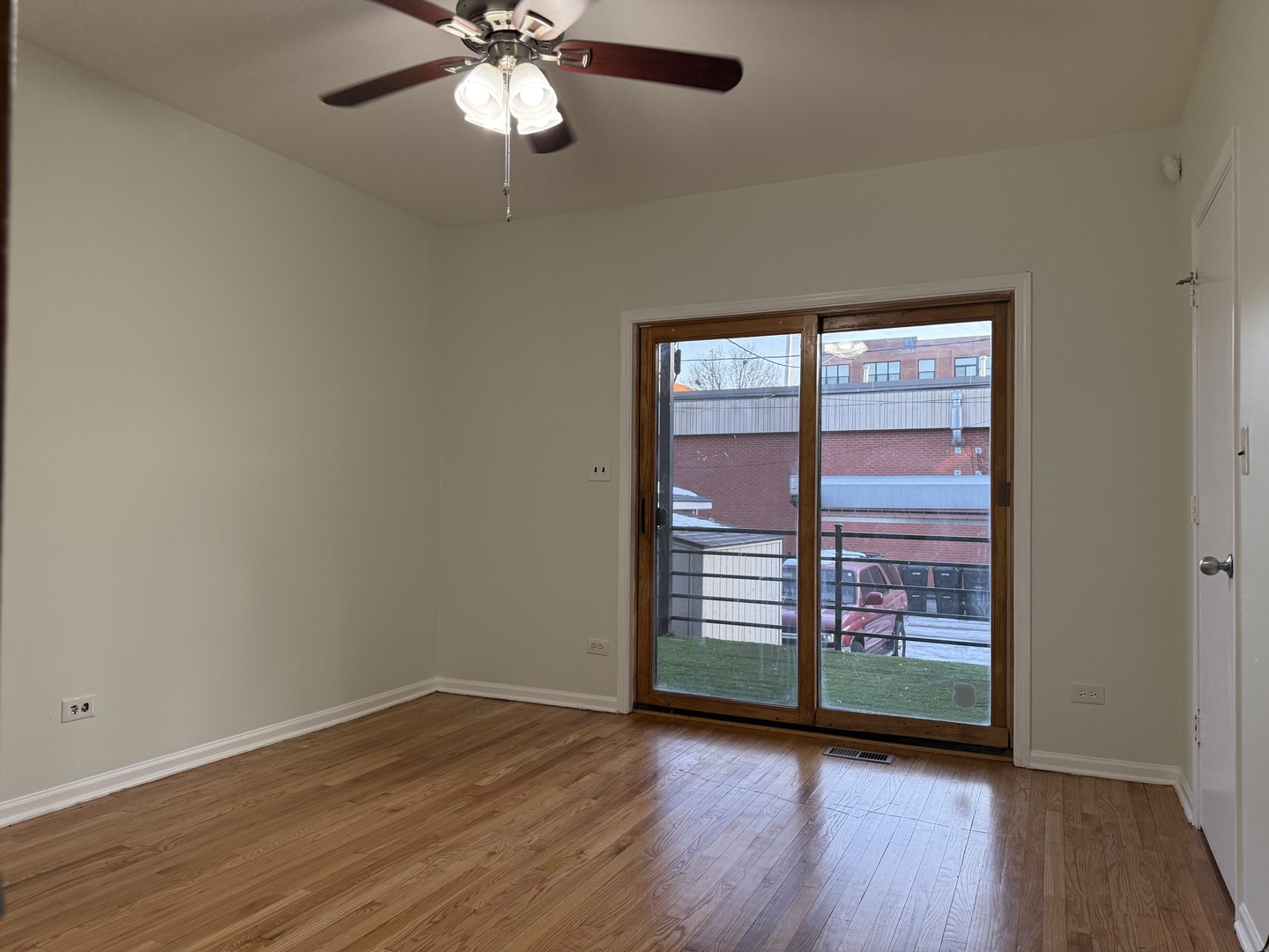 2207 W WARREN Boulevard 1