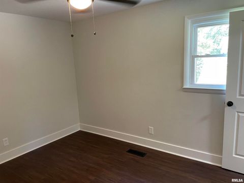 Tiny photo for 319 LINDSEY Street, Metropolis, IL 62960 (MLS # EB459554)