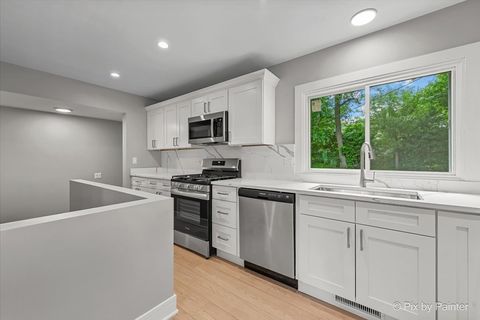 Tiny photo for 14 Lakewood Drive, Oakwood Hills, IL 60013 (MLS # 12509881)