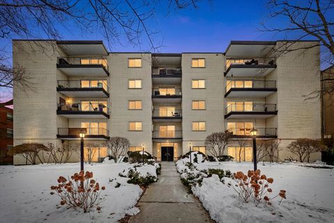 Tiny photo for 820 Oakton Street #3A, Evanston, IL 60202 (MLS # 12533717)