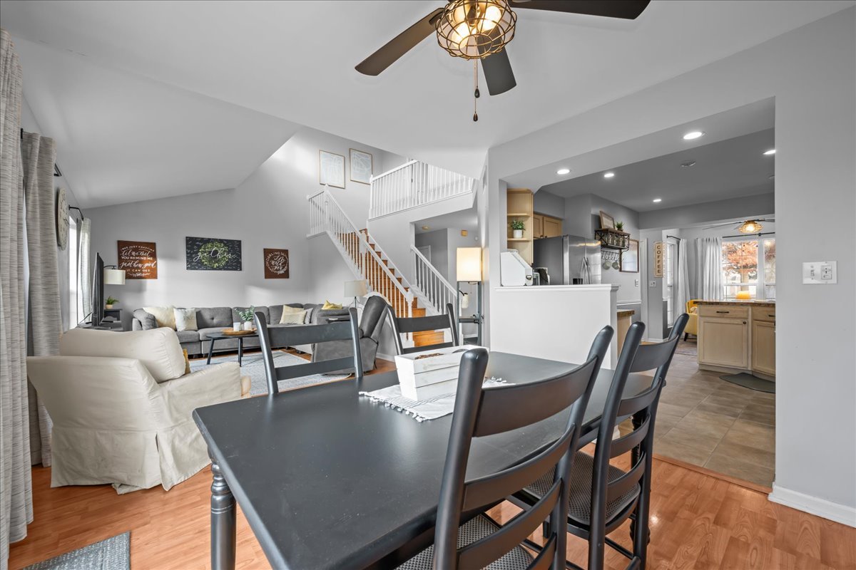 South Elgin, Illinois 60177, United States, 2 Bedrooms Bedrooms, ,3 BathroomsBathrooms,Residential,Active,243084