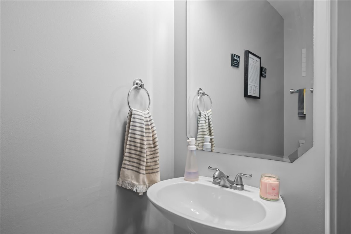 South Elgin, Illinois 60177, United States, 2 Bedrooms Bedrooms, ,3 BathroomsBathrooms,Residential,Active,243084