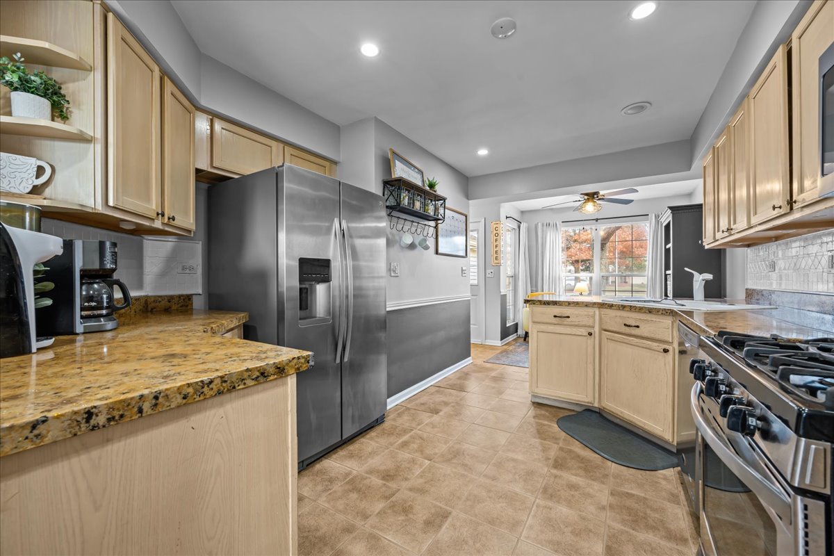 South Elgin, Illinois 60177, United States, 2 Bedrooms Bedrooms, ,3 BathroomsBathrooms,Residential,Active,243084