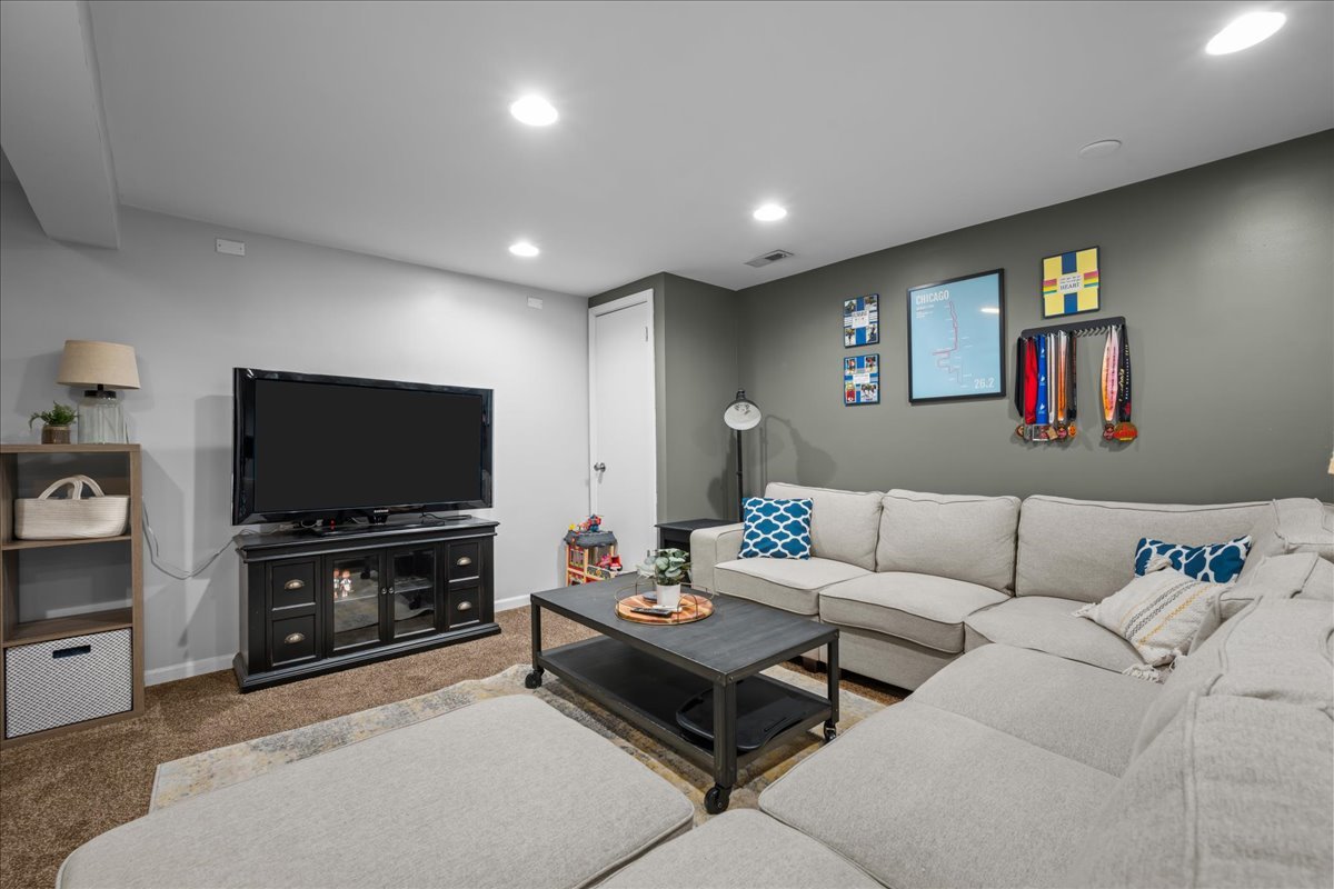 South Elgin, Illinois 60177, United States, 2 Bedrooms Bedrooms, ,3 BathroomsBathrooms,Residential,Active,243084