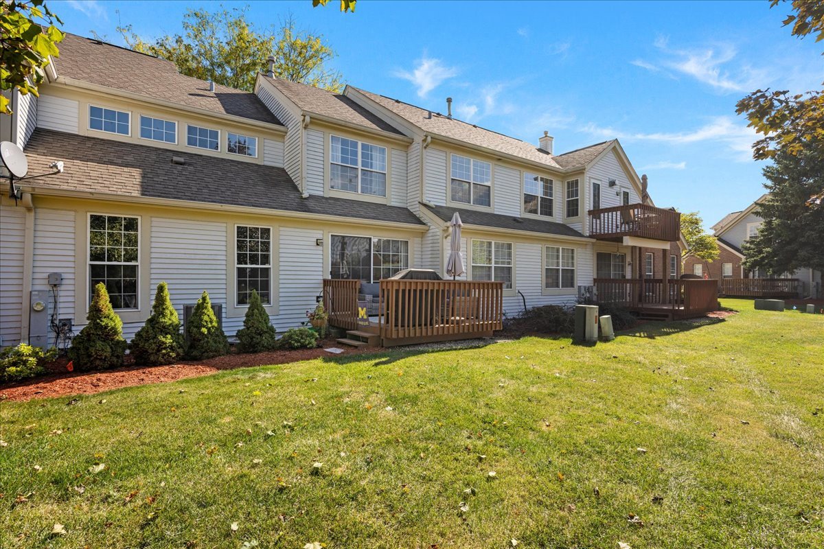 South Elgin, Illinois 60177, United States, 2 Bedrooms Bedrooms, ,3 BathroomsBathrooms,Residential,Active,243084