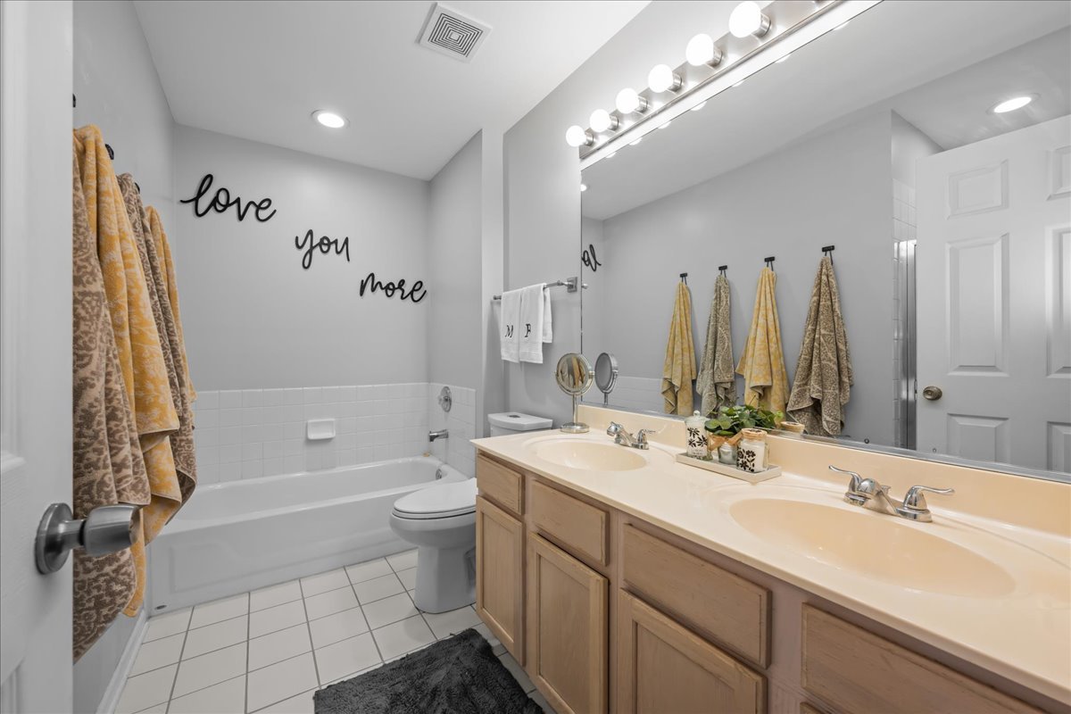 South Elgin, Illinois 60177, United States, 2 Bedrooms Bedrooms, ,3 BathroomsBathrooms,Residential,Active,243084