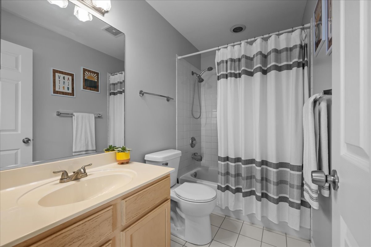 South Elgin, Illinois 60177, United States, 2 Bedrooms Bedrooms, ,3 BathroomsBathrooms,Residential,Active,243084