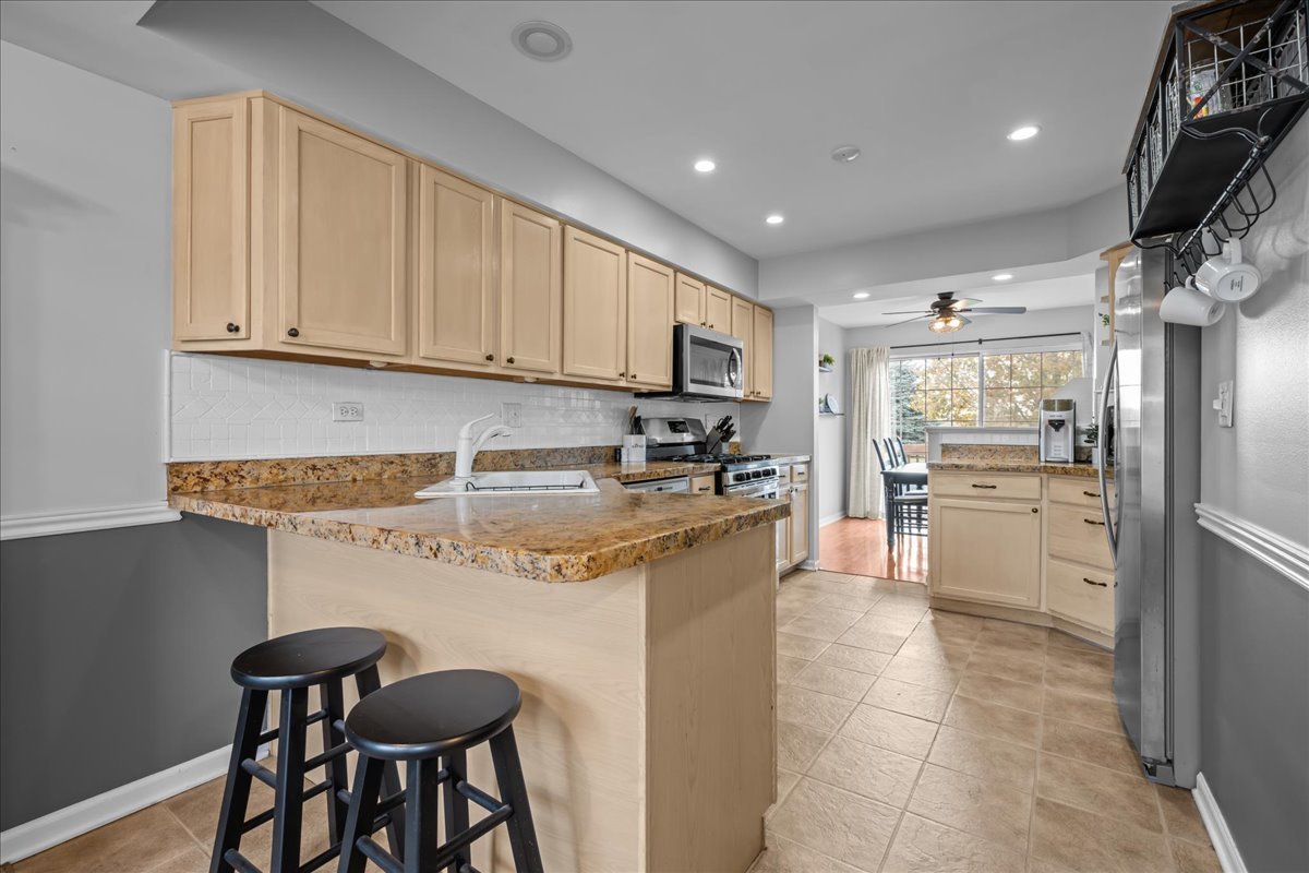 South Elgin, Illinois 60177, United States, 2 Bedrooms Bedrooms, ,3 BathroomsBathrooms,Residential,Active,243084