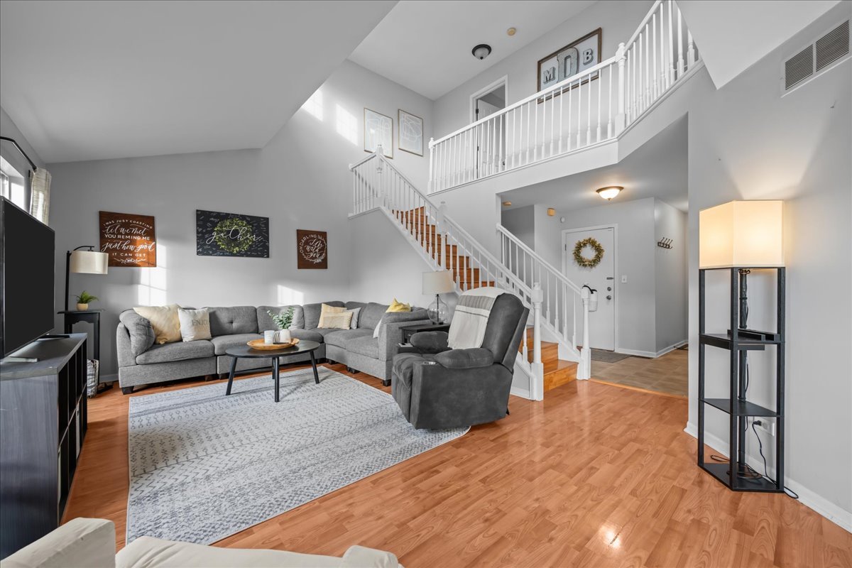 South Elgin, Illinois 60177, United States, 2 Bedrooms Bedrooms, ,3 BathroomsBathrooms,Residential,Active,243084