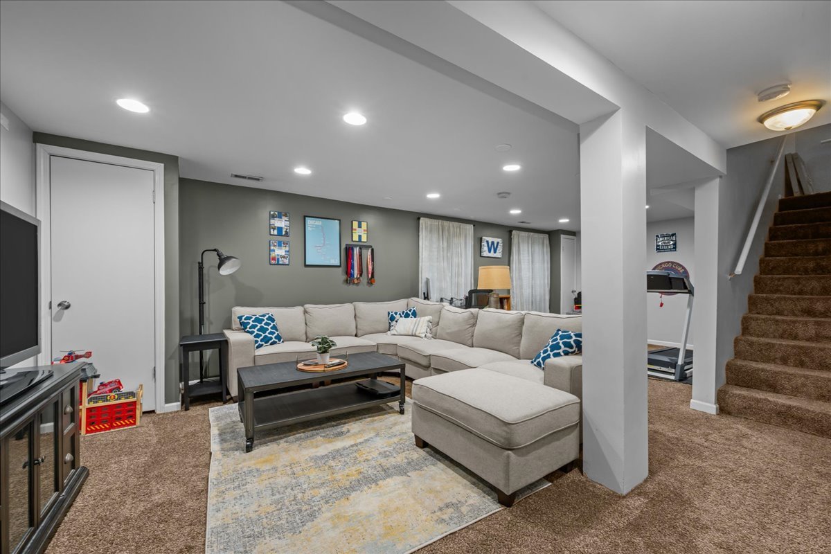 South Elgin, Illinois 60177, United States, 2 Bedrooms Bedrooms, ,3 BathroomsBathrooms,Residential,Active,243084