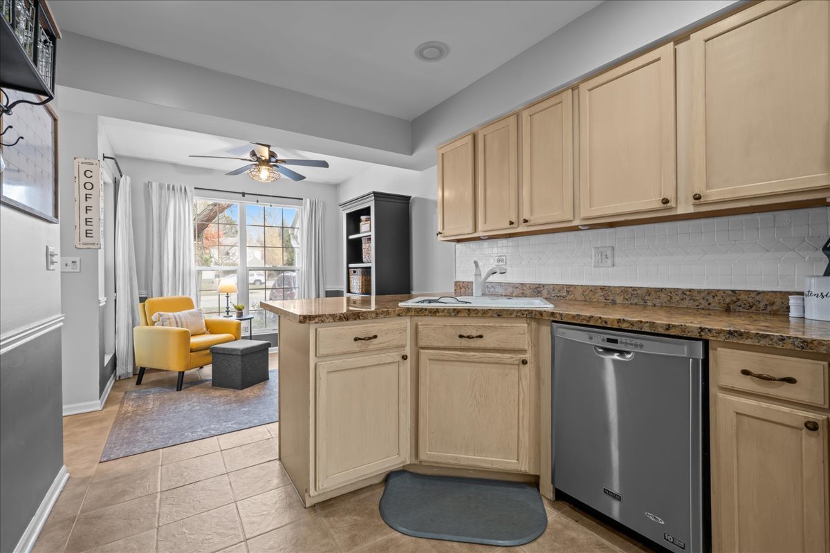 South Elgin, Illinois 60177, United States, 2 Bedrooms Bedrooms, ,3 BathroomsBathrooms,Residential,Active,243084