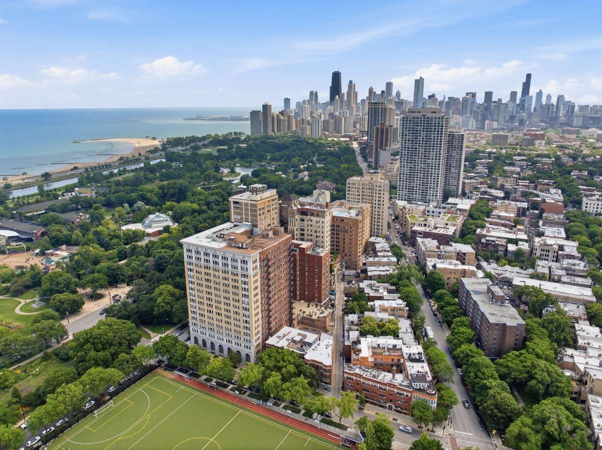 319 W WEBSTER Avenue 1