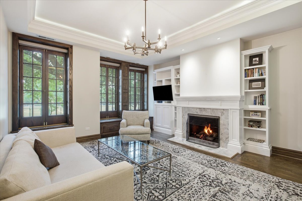 319 W WEBSTER Avenue 1