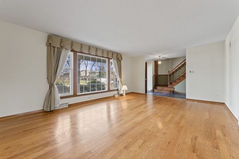 Tiny photo for 2007 E Robinhood Lane, Arlington Heights, IL 60004 (MLS # 12593223)