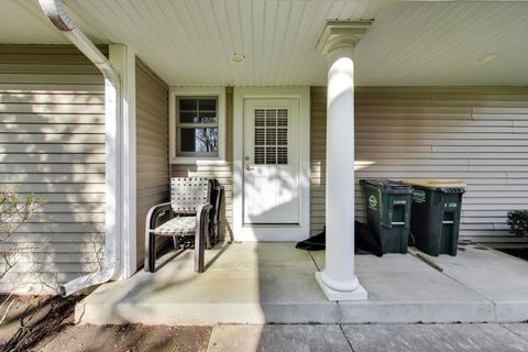 Tiny photo for 1317 W Grove Street, Arlington Heights, IL 60005 (MLS # 12628911)