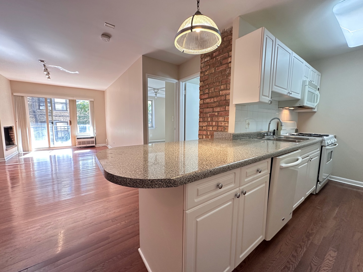 435 W OAKDALE Avenue 2E