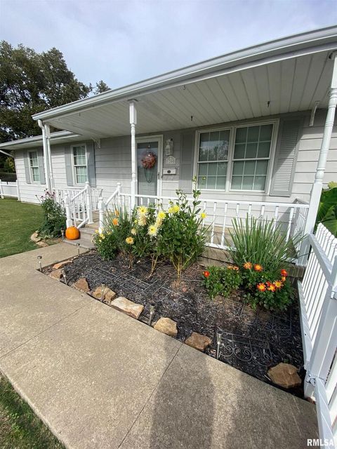 Tiny photo for 1200 ACADEMY Street, Eldorado, IL 62930 (MLS # EB460535)