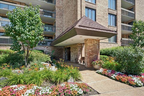 Photo of 1621 Mission Hills Road #110, Northbrook, IL 60062 (MLS # 12703332)