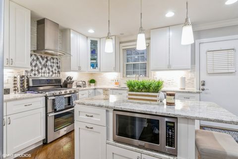 Tiny photo for 6739 N Leroy Avenue, Lincolnwood, IL 60712 (MLS # 12474639)