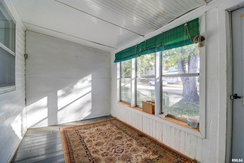 Tiny photo for 2002 GARFIELD Street, Clinton, IA 52732 (MLS # QC4268976)