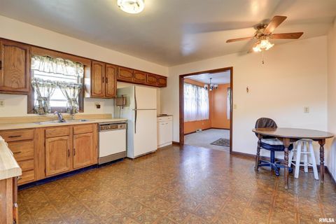 Tiny photo for 2002 GARFIELD Street, Clinton, IA 52732 (MLS # QC4268976)